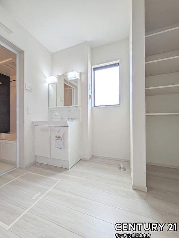 窓の付いた清潔感のあるシンプルな洗面脱衣所♪洗面台は、三面鏡の裏も収納スペースが付いており、シャワーヘッド付き！