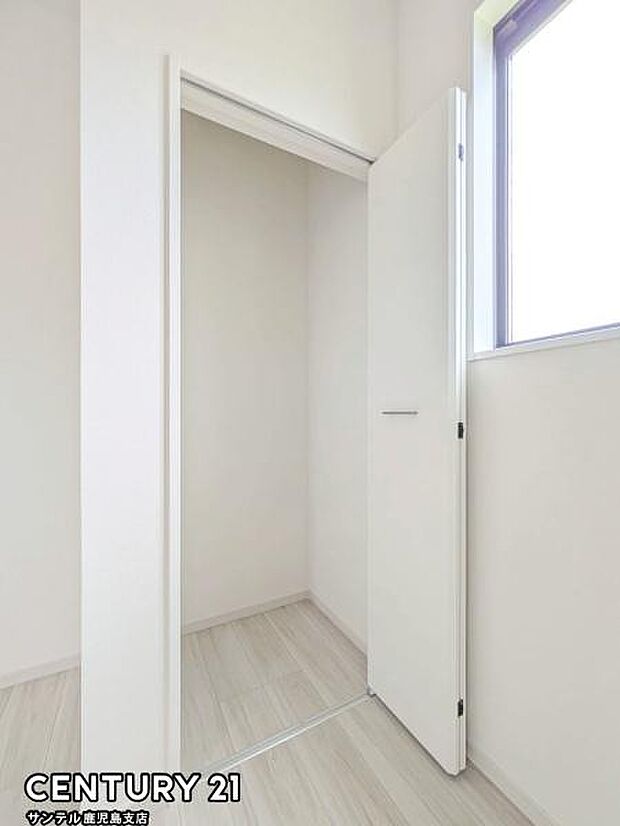 5.6帖洋室のクローゼットです♪丈の長いコートやお子様の制服、スーツなど収納でき、お洋服選びが楽しくなりますね♪