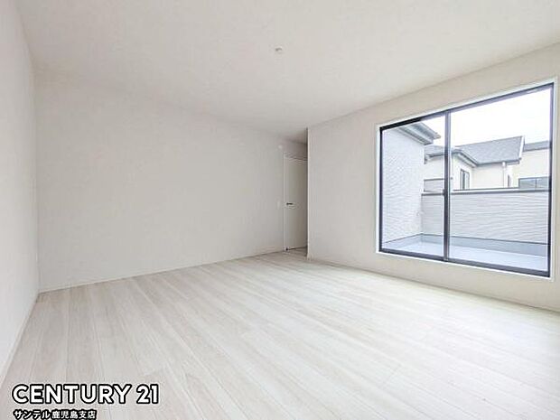 12帖の洋室です♪バルコニーとつながる洋室となっており、しっかり日が差し込みますので気持ちの良い目覚めができる素敵なお部屋です♪