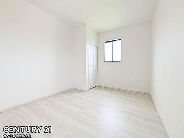 5.6帖の洋室です♪しっかり日が差し込みますので気持ちの良い目覚めができる素敵な洋室になります♪子供部屋にも十分使える仕様の洋室になっております♪