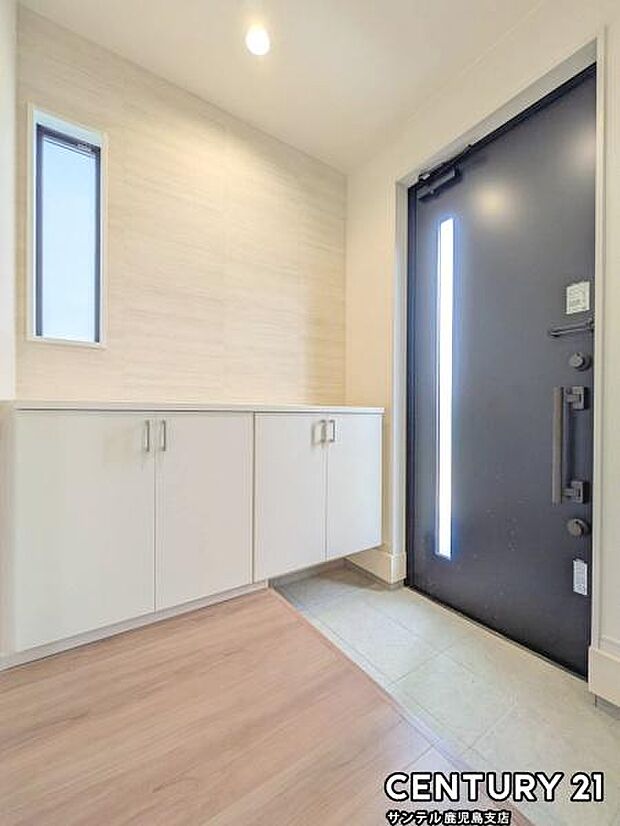 ご新居への出入り口になる明るい玄関には、たくさんの靴を収納できるシューズボックスが付いております♪いつも清潔感のあるすっきりとした玄関スペースを確保できますよ♪