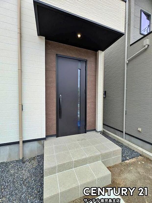 セキュリティ面でも安心なダブルロックドア玄関です♪屋根があるので、ちょっとした雨の日でも焦ることなく鍵や傘の開け閉めができます♪