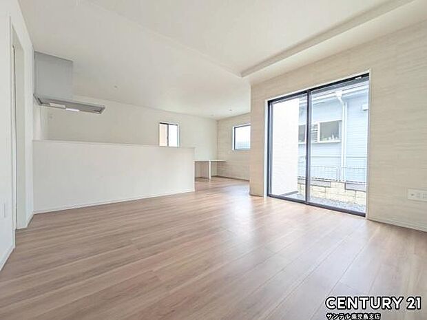 17.7帖のリビングです♪カウンターキッチンからリビングにいるご家族やお子様の様子が見えるので、コミュニケーションがとりながら、ご家族の大切な時間を共有できるリビングスペースです♪