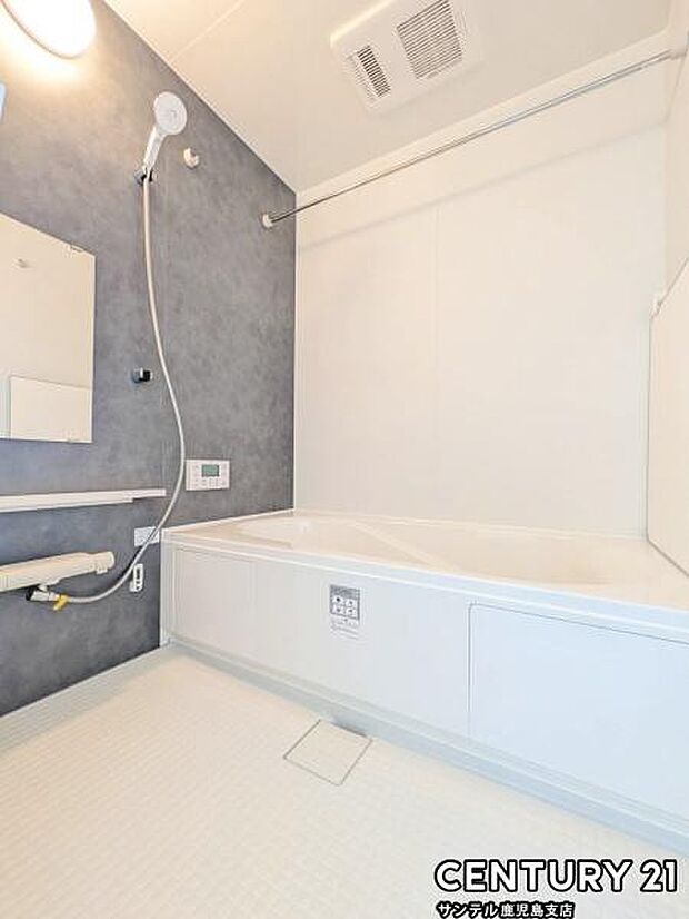 1日の疲れもゆっくり取ることのできる広々とした1坪タイプのシステムバス♪浴室乾燥、涼風、暖房、換気システムが付いておりますので、快適なバスタイムを過ごせます♪