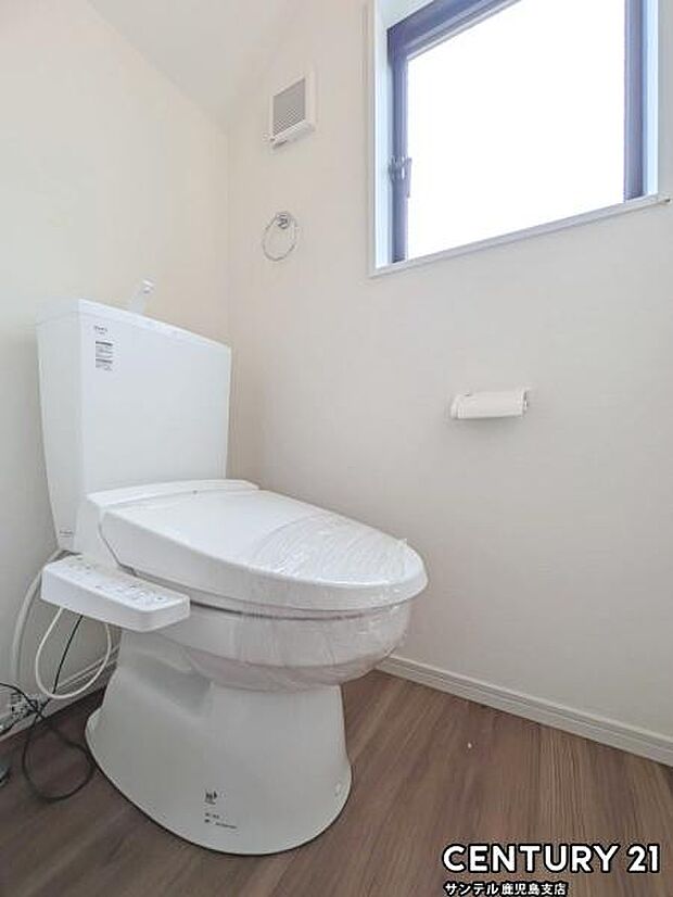 1階のウォシュレットが付いた落ち着いた空間のお手洗いになります♪