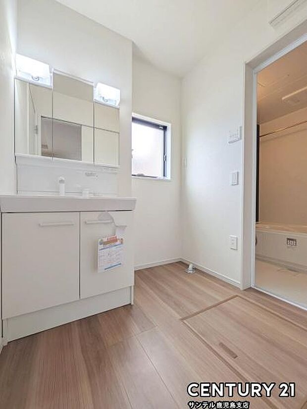 窓の付いた清潔感のあるシンプルな洗面脱衣所♪洗面台は、三面鏡の裏も収納スペースが付いており、シャワーヘッド付き!