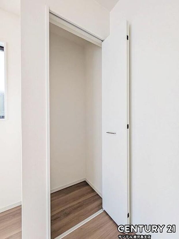 5.6帖洋室のクローゼットです♪丈の長いコートやお子様の制服、スーツなど収納でき、お洋服選びが楽しくなりますね♪