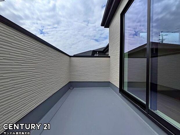 ぽかぽかした天気の良い日はバルコニーで洗濯物を外で干すことが出来ます♪