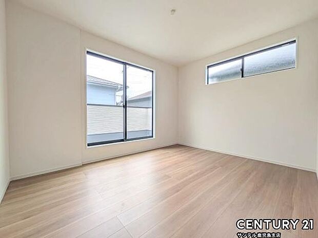 9帖の洋室です♪バルコニーとつながる洋室となっており、しっかり日が差し込みますので気持ちの良い目覚めができる素敵なお部屋です♪