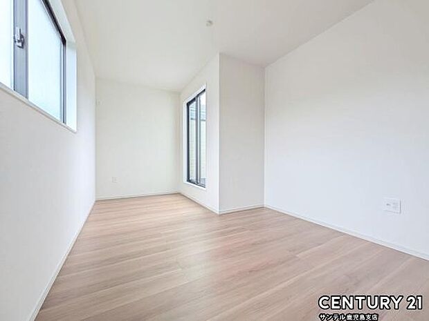 7.2帖の洋室です♪バルコニーとつながる洋室となっており、しっかり日が差し込みますので気持ちの良い目覚めができる素敵なお部屋です♪