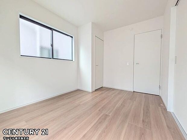 リビング横の5.6帖の洋室です♪1Fにある洋室なので客間などとしてもお使いできます♪