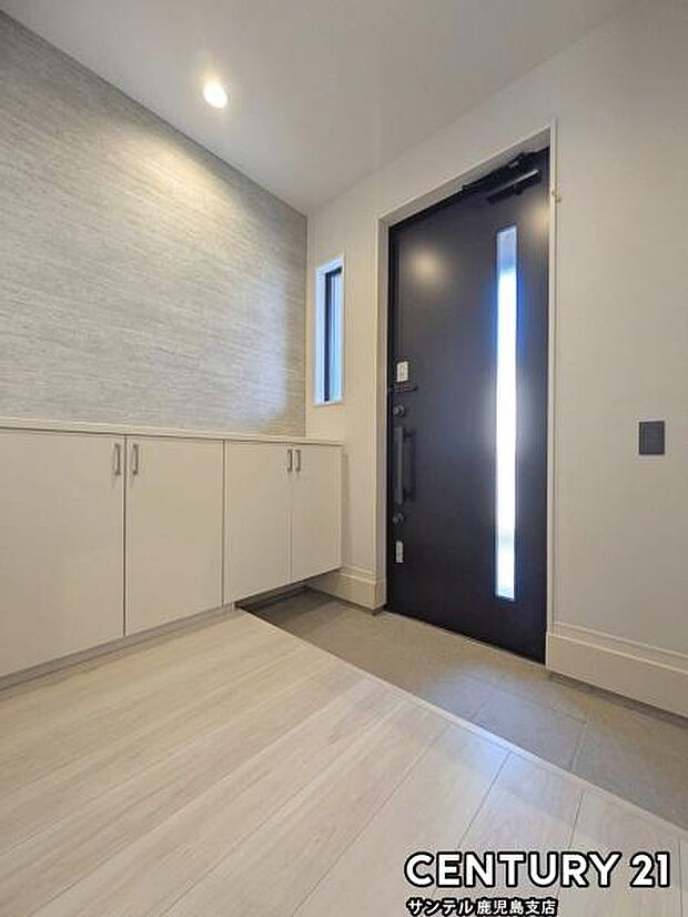 玄関！ご新居への出入り口になる明るい玄関には、たくさんの靴を収納できるシューズボックスが付いております♪いつも清潔感のあるすっきりとした玄関スペースを確保できますよ♪