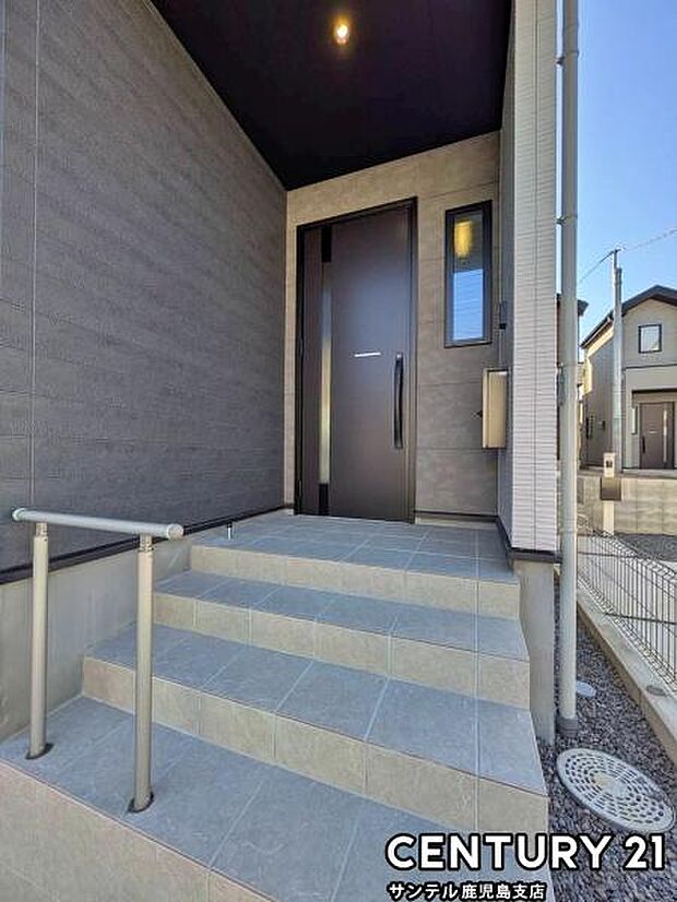 セキュリティ面でも安心なダブルロックドア玄関です♪屋根があるので、ちょっとした雨の日でも焦ることなく鍵や傘の開け閉めができます♪