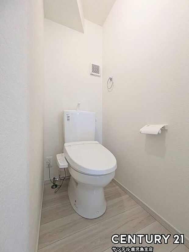 トイレです♪小窓付きなので、明るい空間です！また、換気もできます♪1階、2階それぞれに完備！