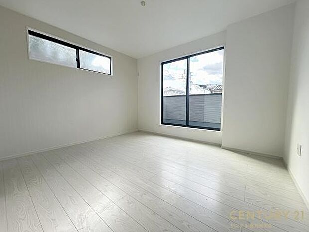 （同仕様モデル写真）バルコニーとつながる洋室となっており、二面から日が差し込みますので気持ちの良い目覚めができる素敵な洋室になります♪