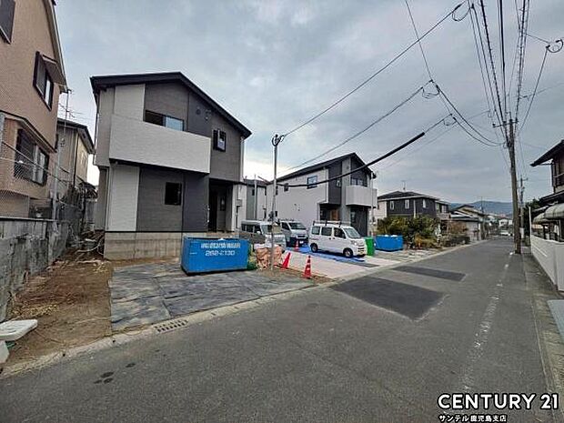 前面道路から撮影した現地写真です♪