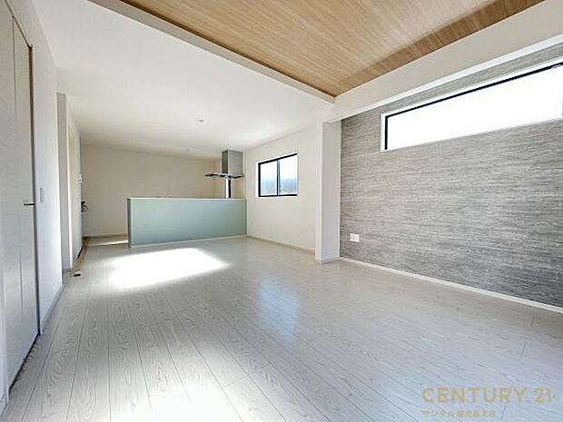 （同仕様モデル）カウンターキッチンからリビングにいるご家族やお子様の様子が見えるので、コミュニケーションがとりながら、ご家族の大切な時間を共有できるリビングスペースです♪