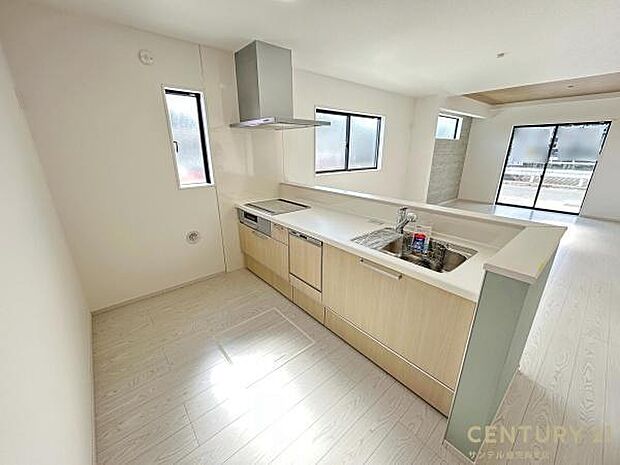 (同仕様モデル写真)シンプルで使いやすい設計のキッチン♪そしてカウンターキッチンなので、リビングいるご家族と会話を楽しみながらお料理ができます♪標準で食洗器が付いています♪