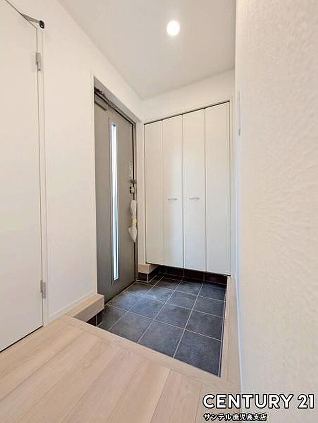 ご新居への出入り口になる明るい玄関には、たくさんの靴を収納できるシューズボックスが付いております♪いつも清潔感のあるすっきりとした玄関スペースを確保できますよ♪