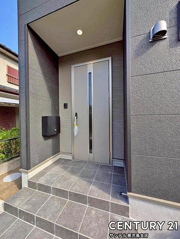 セキュリティ面でも安心なダブルロックドア玄関です♪屋根があるので、ちょっとした雨の日でも焦ることなく鍵や傘の開け閉めができます♪