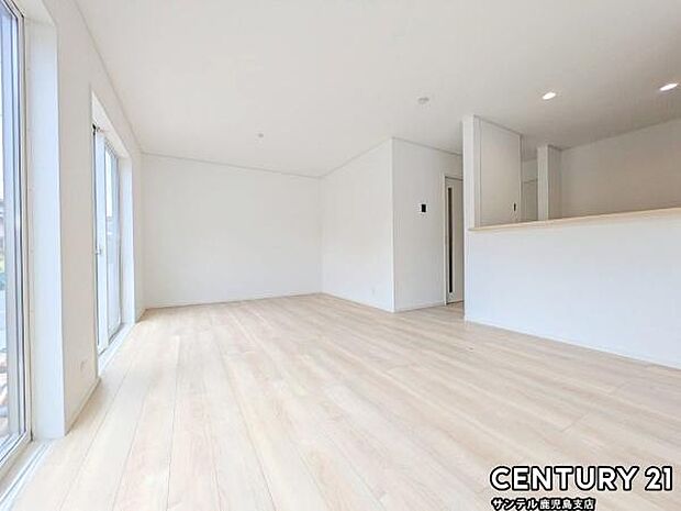 17.3帖のリビングです♪カウンターキッチンからリビングにいるご家族やお子様の様子が見えるので、コミュニケーションがとりながら、ご家族の大切な時間を共有できるリビングスペースです♪