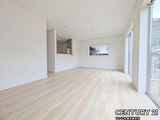 17.3帖のリビングです♪カウンターキッチンからリビングにいるご家族やお子様の様子が見えるので、コミュニケーションがとりながら、ご家族の大切な時間を共有できるリビングスペースです♪