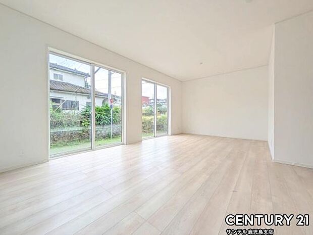 17.3帖のリビングです♪明るく、落ち着きのあるリビング♪ダイニングスペースも含めてゆとりのあるスペースで、ご家族でお食事や団らんしたり、ゆったりとしたご家族の時間を過ごせます♪