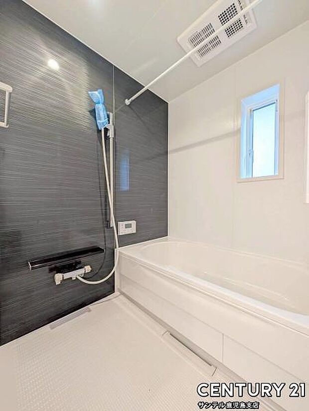 1日の疲れもゆっくり取ることのできる広々とした1坪タイプのシステムバス♪浴室乾燥、涼風、暖房、換気システムが付いておりますので、快適なバスタイムを過ごせます♪