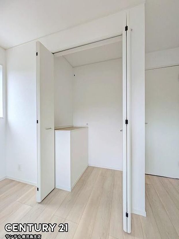 6.6帖洋室のクローゼットです♪丈の長いコートやお子様の制服、スーツなど収納でき、お洋服選びが楽しくなりますね♪