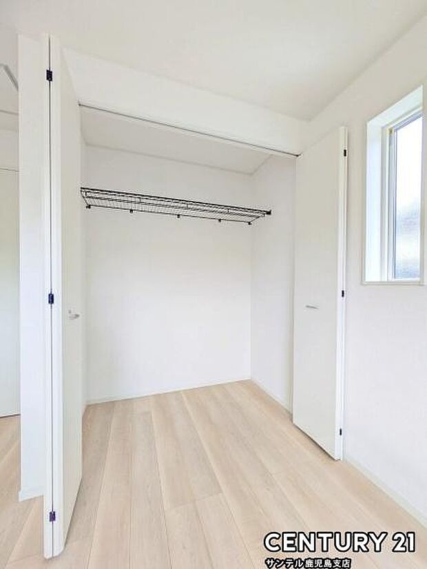 5.7帖洋室のクローゼットです♪丈の長いコートやお子様の制服、スーツなど収納でき、お洋服選びが楽しくなりますね♪