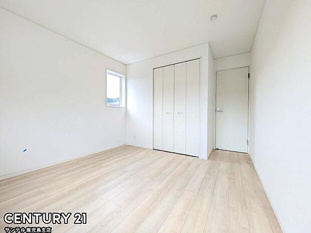 6.6帖の洋室です♪しっかり日が差し込みますので気持ちの良い目覚めができる素敵な洋室になります♪クローゼット収納も完備しております！