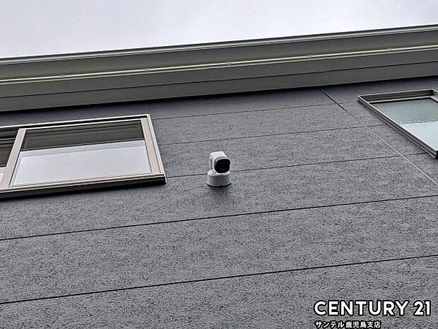 スマホアプリでいつでもどこでも確認できる防犯カメラ♪夜間は赤外線LEDで撮影、マイク付きで通話や録画でき、セキュリティー面も安心です♪