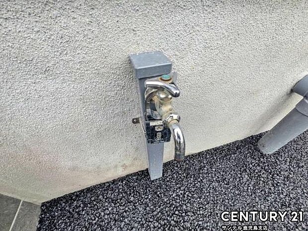 洗車やお掃除に利用できる屋外立水栓です♪特にお車は、降灰した後にすぐに洗い流せます！