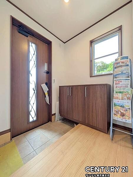 ご新居への出入り口になる明るて広い玄関は、たくさんの靴を収納できるシューズボックスが付いております♪いつも清潔感のあるすっきりとした玄関スペースを確保できますよ♪