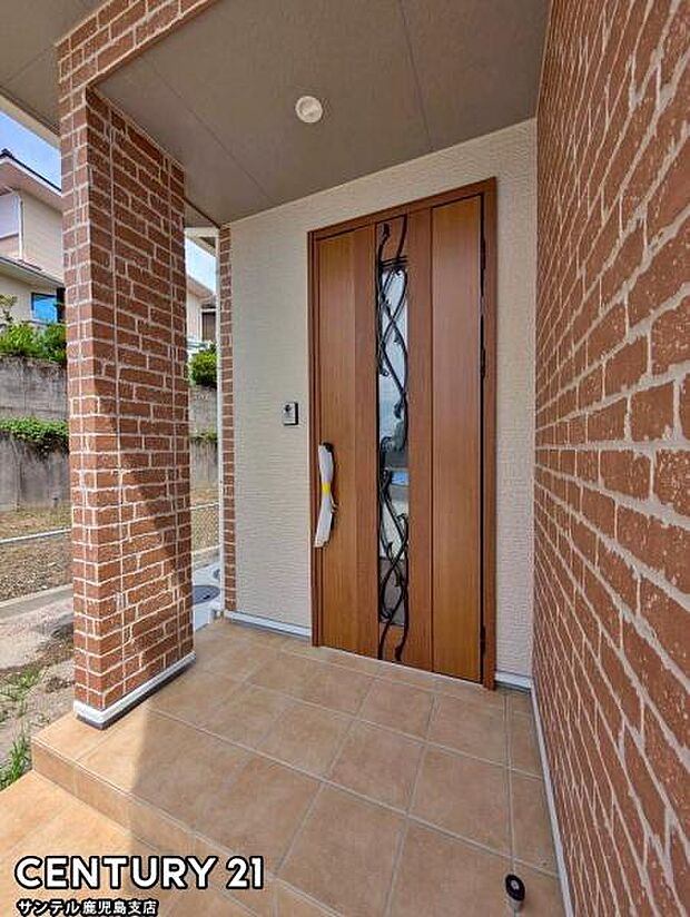 セキュリティ面でも安心なダブルロックドア玄関です♪屋根があるので、ちょっとした雨の日でも焦ることなく鍵や傘の開け閉めができます♪