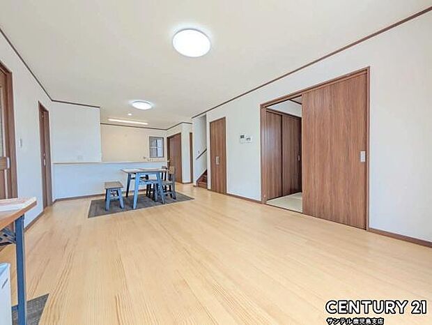 18帖のリビングです♪カウンターキッチンからリビングにいるご家族やお子様の様子が見えるので、コミュニケーションがとりながら、ご家族の大切な時間を共有できるリビングスペースです♪