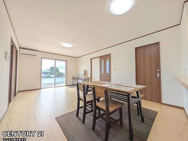 18帖のリビングです♪明るく、落ち着きのあるリビング♪ダイニングスペースも含めてゆとりのあるスペースで、ご家族でお食事や団らんしたり、ゆったりとしたご家族の時間を過ごせます♪