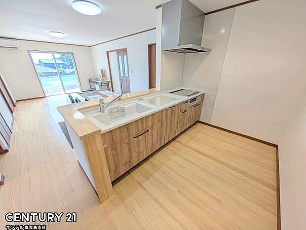 シンプルで使いやすい設計のキッチン♪そしてカウンターキッチンなので、リビングにいるご家族と会話を楽しみながらお料理ができます♪標準で食洗機付いています！