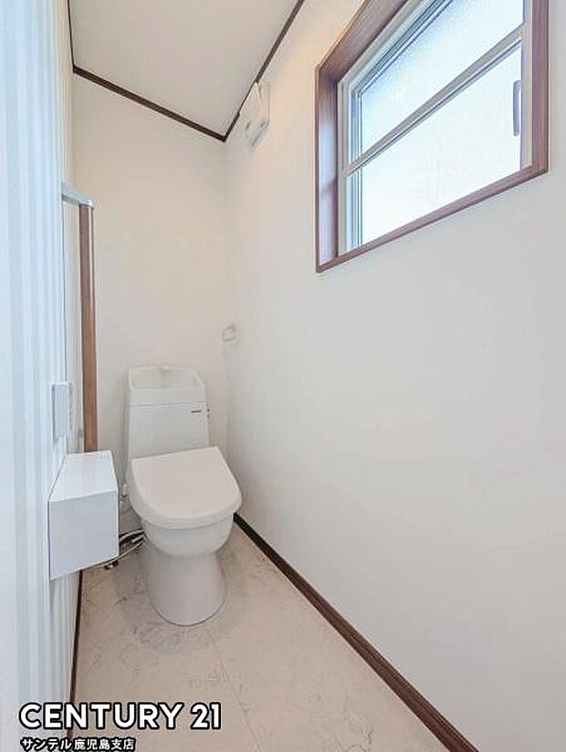 1階のウォシュレットが付いた広々として落ち着いた空間のお手洗いになります♪