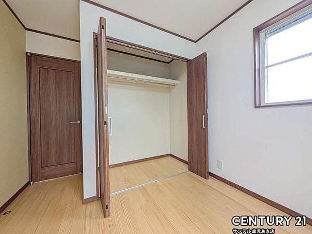 5帖洋室のクローゼットです♪丈の長いコートやお子様の制服、スーツなど収納でき、お洋服選びが楽しくなりますね♪