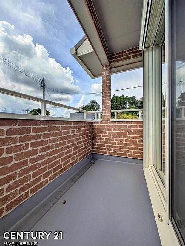 洗濯物干し金具が付いているので、ぽかぽかした天気の良い日は、洗濯物を外で干すことが出来ます♪