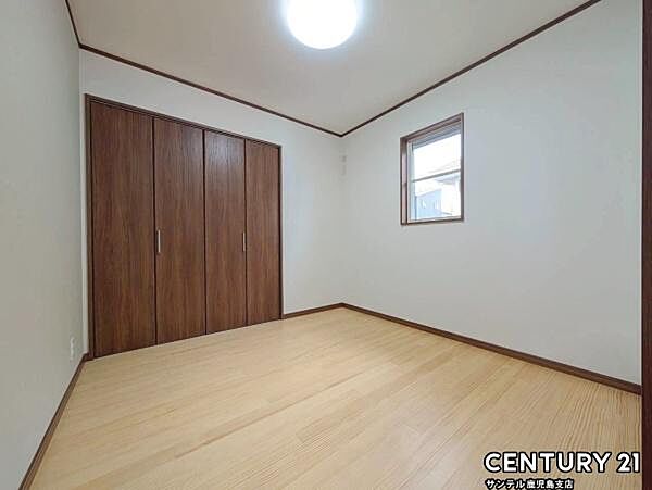 5帖の洋室です♪しっかり日が差し込みますので気持ちの良い目覚めができる素敵な洋室になります♪子供部屋にも十分使える仕様の洋室になっております♪