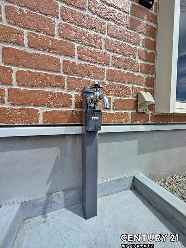洗車やお掃除に利用できる屋外立水栓です♪特にお車は、降灰した後にすぐに洗い流せます！