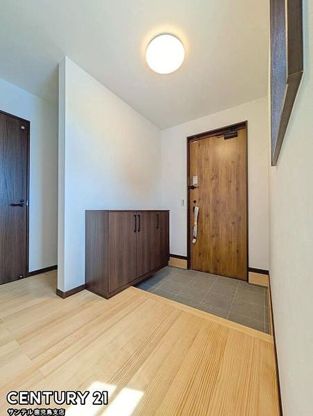 ご新居への出入り口になる明るて広い玄関は、たくさんの靴を収納できるシューズボックスが付いております♪いつも清潔感のあるすっきりとした玄関スペースを確保できますよ♪