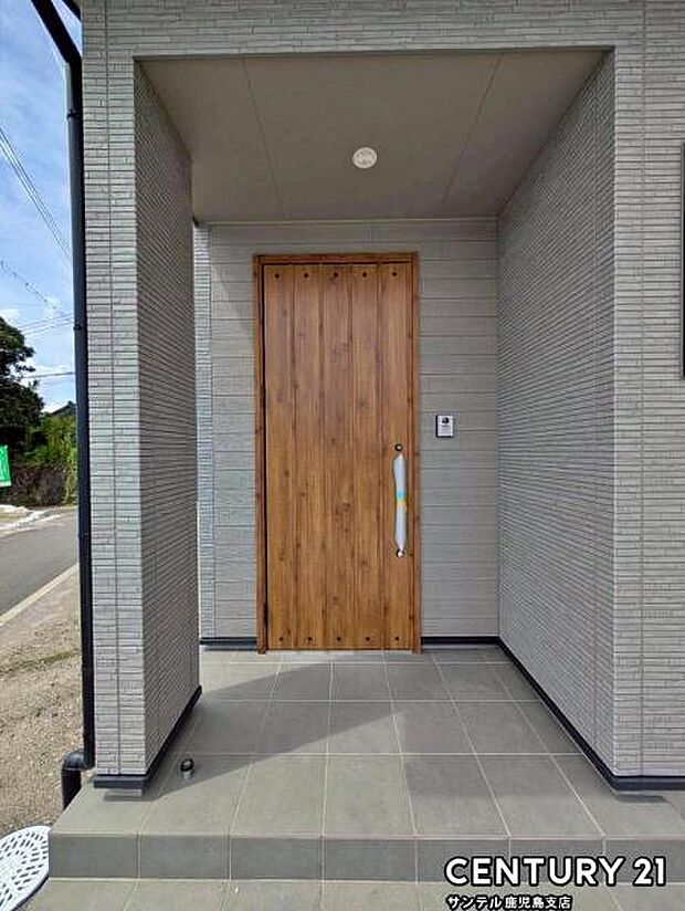 セキュリティ面でも安心なダブルロックドア玄関です♪屋根があるので、ちょっとした雨の日でも焦ることなく鍵や傘の開け閉めができます♪