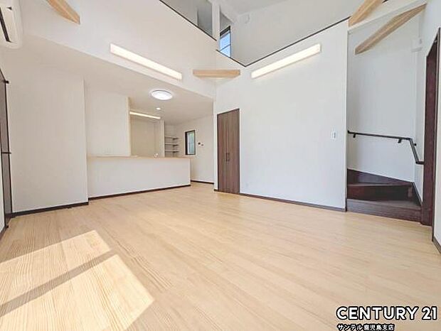 16.2帖のリビングです♪カウンターキッチンからリビングにいるご家族やお子様の様子が見えるので、コミュニケーションがとりながら、ご家族の大切な時間を共有できるリビングスペースです♪