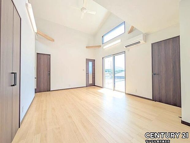 16.2帖のリビングです♪明るく、落ち着きのあるリビング♪ダイニングスペースも含めてゆとりのあるスペースで、ご家族でお食事や団らんしたり、ゆったりとしたご家族の時間を過ごせます♪