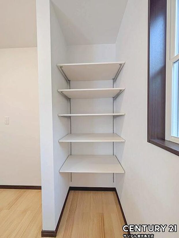 キッチンにあるパントリーです♪食器類も収納出来、調味料やレトルト食品なども保管出来る便利な作りとなっています！