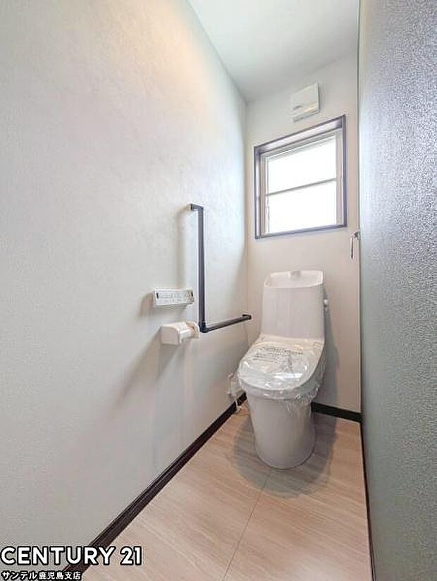 1階のウォシュレットが付いた広々として落ち着いた空間のお手洗いになります♪