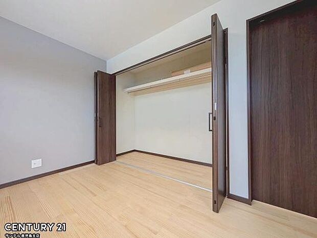 6帖洋室のクローゼットです♪丈の長いコートやお子様の制服、スーツなど収納でき、お洋服選びが楽しくなりますね♪